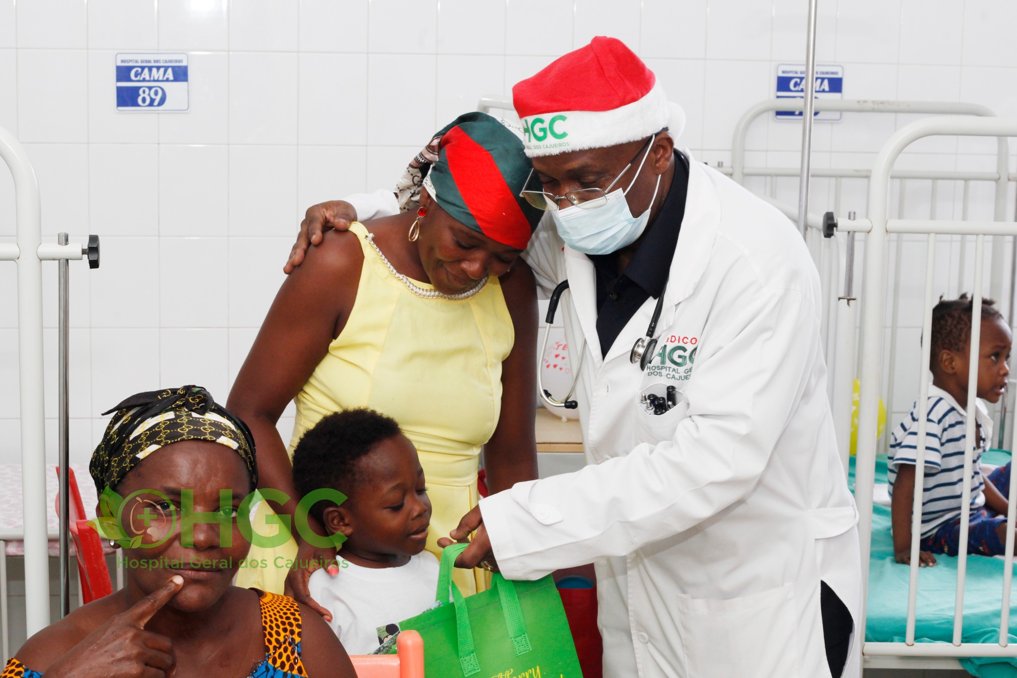 Uma emocionante celebração de Natal com as crianças internadas nas áreas do CADA, Nutrição e Pediatria marcou o Hospital do Cajueiros. O evento, com o tema "Natal nos Cajueiros: Luz, Amor e Saúde para as Crianças", proporcionou momentos de diversão e brincadeiras, com o verdadeiro espírito natalício, caracterizado por alegria, cor e partilha.